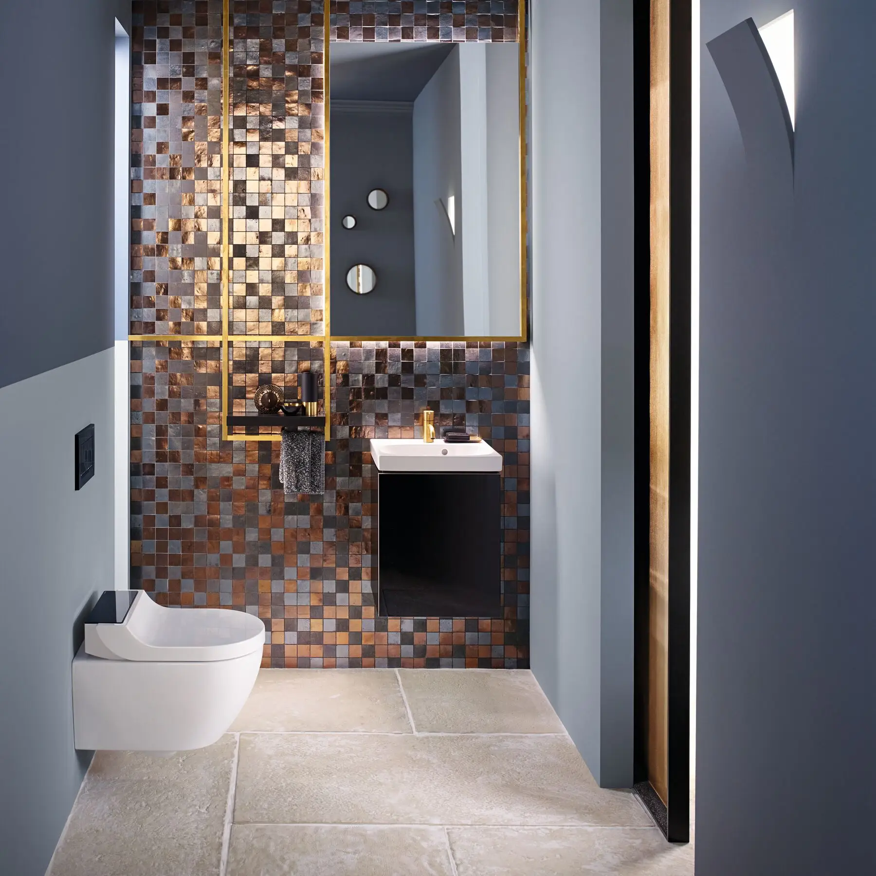 Sprchovací WC Geberit AquaClean v moderní koupelně